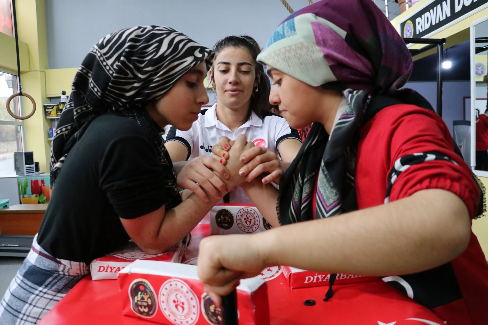 İnek sağarak güçlendirdiği bileği ile dünya üçüncüsü oldu