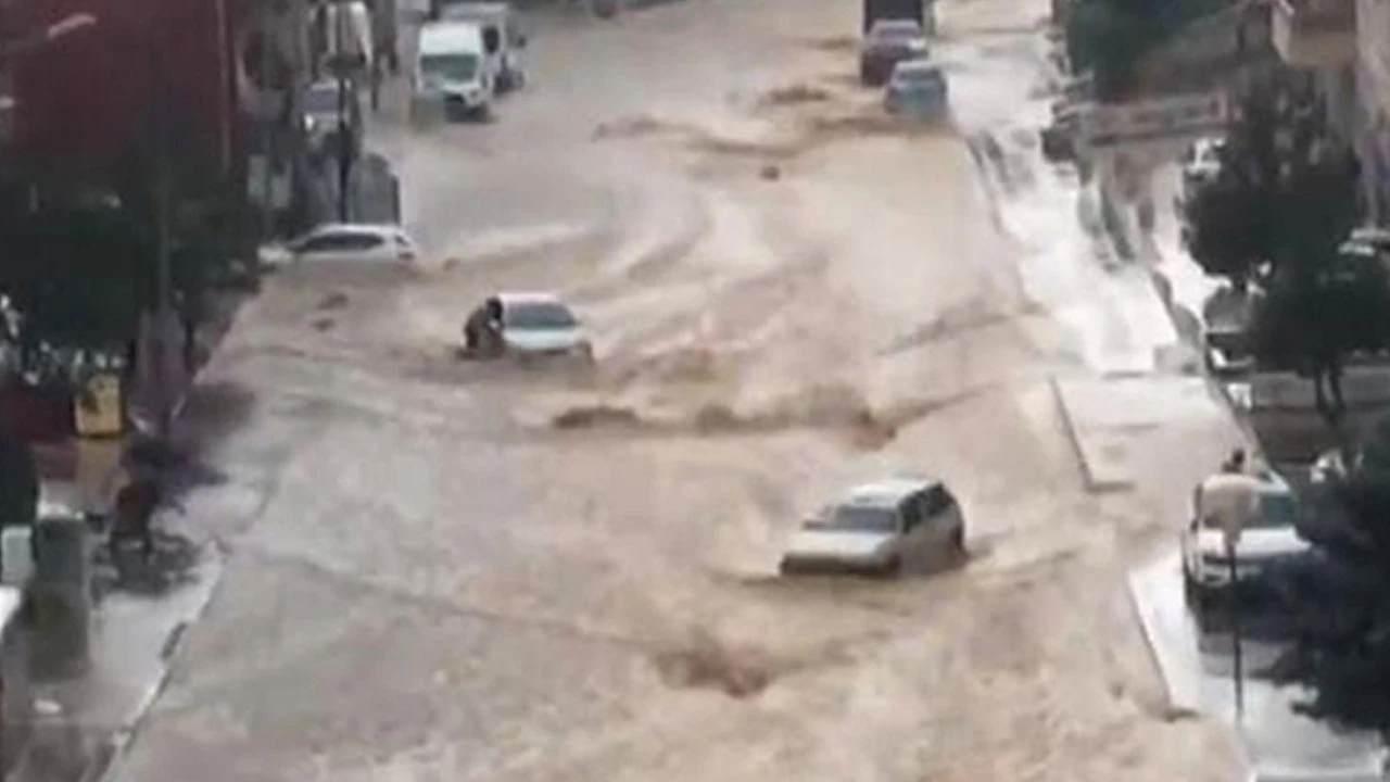 Ankara’yı sağanak vurdu araçlar sürüklendi...İşte ilk görüntüler