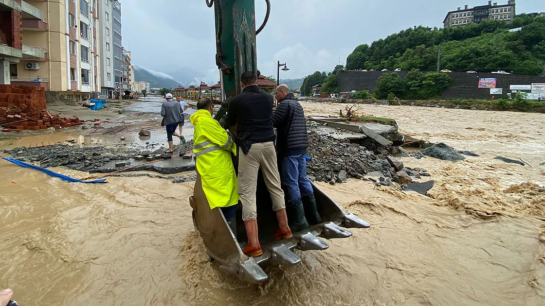 Rize ve Artvin felaketi yaşıyor: Sel vurdu