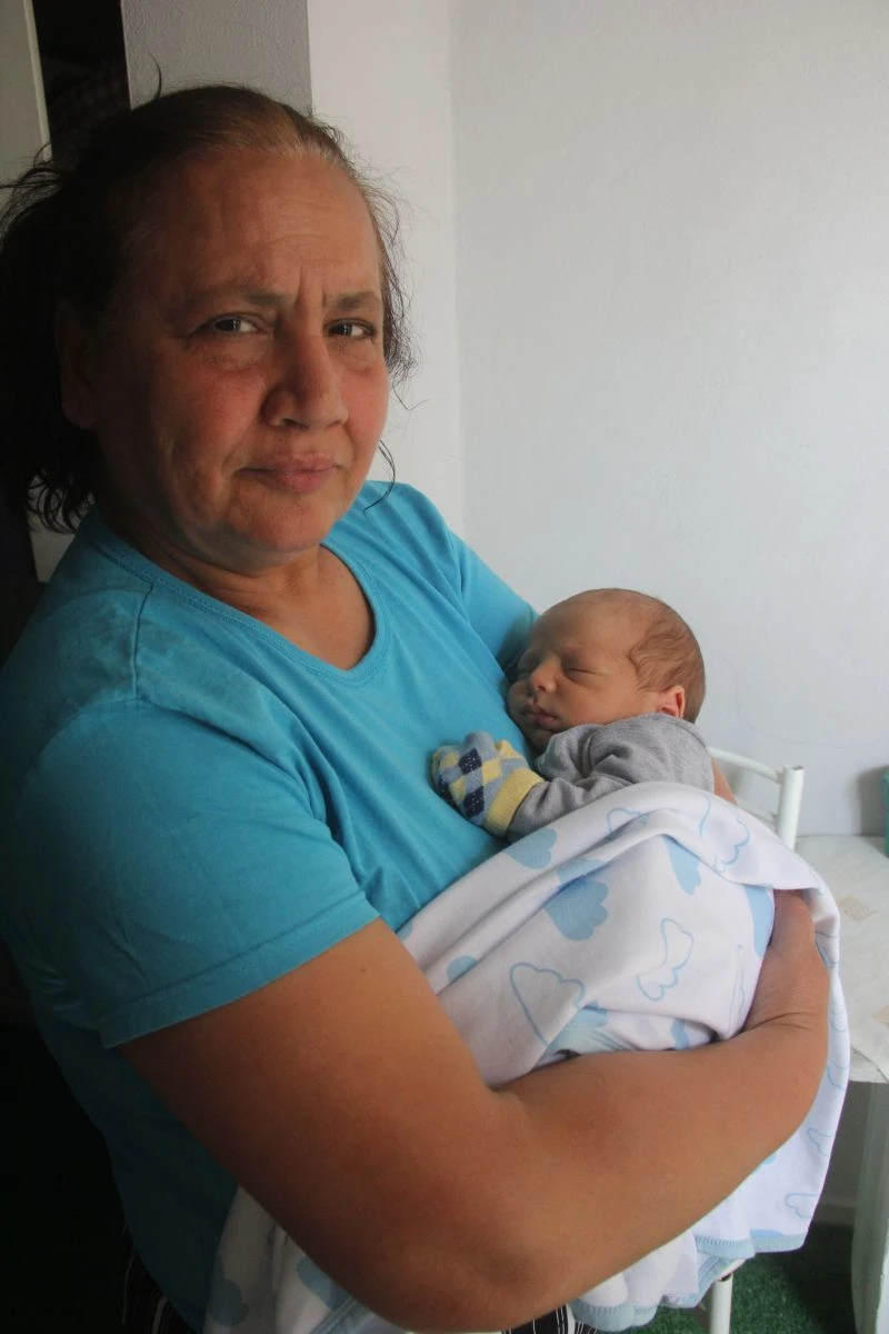 Sokağa çıkma kısıtlamasında torunu için 40 taş topladı