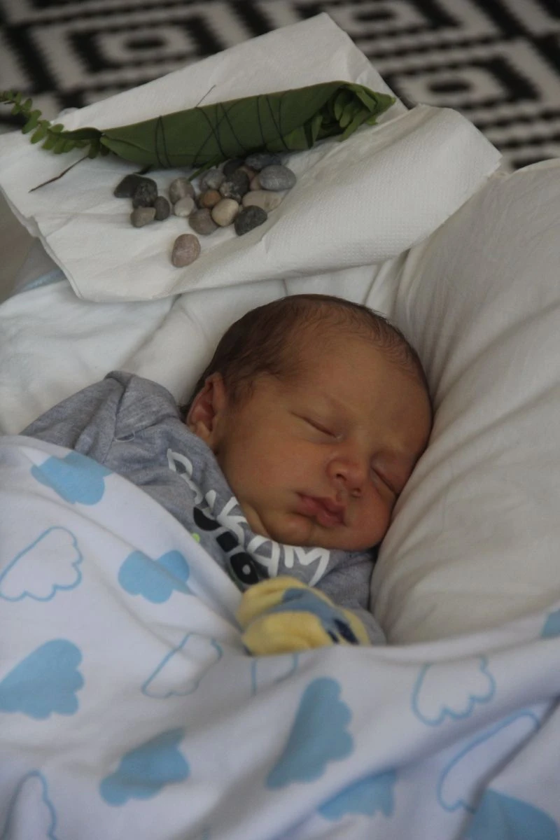 Sokağa çıkma kısıtlamasında torunu için 40 taş topladı