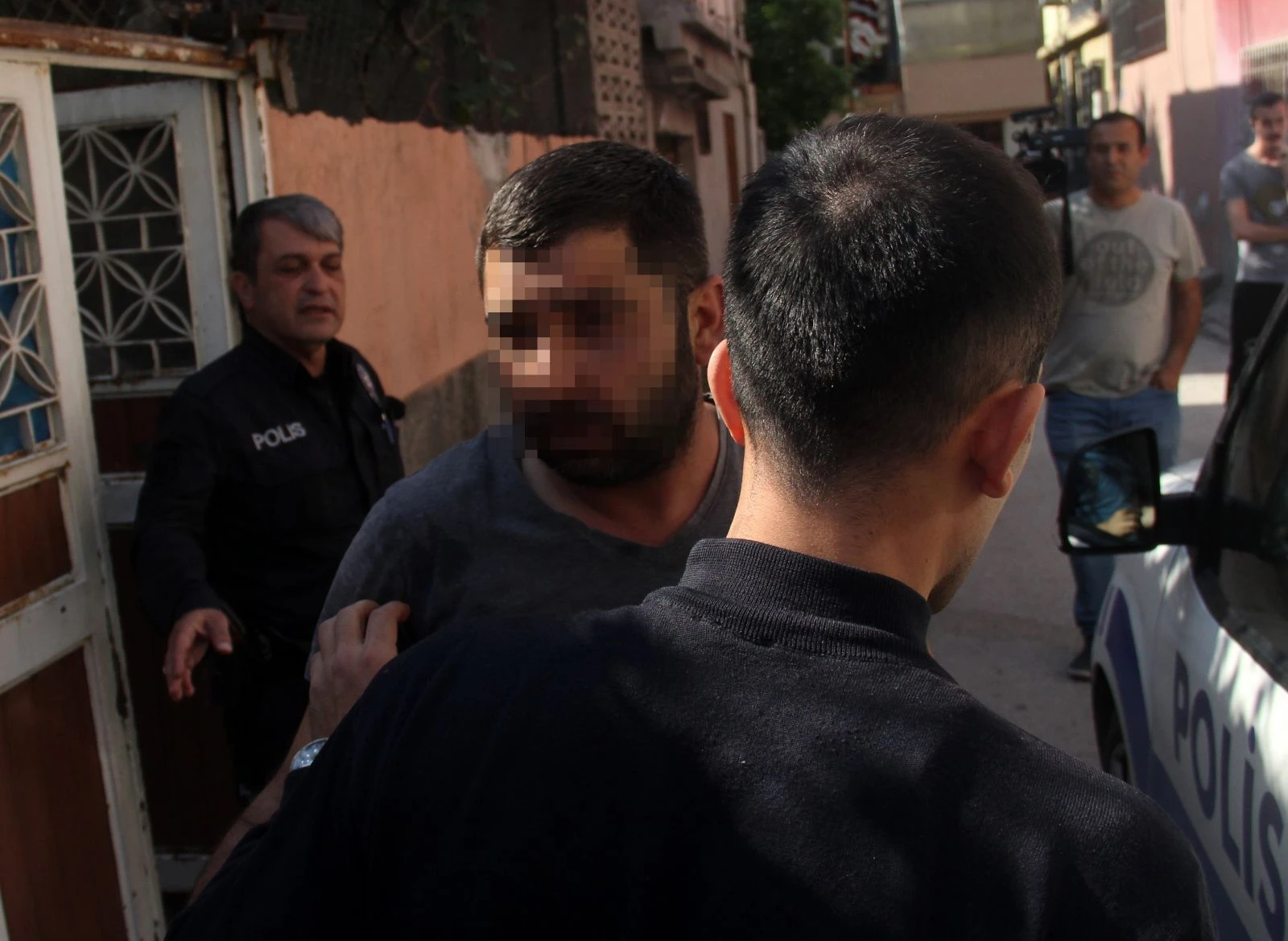 Sokağa çıkma kısıtlamasında akrabasını bıçakladı