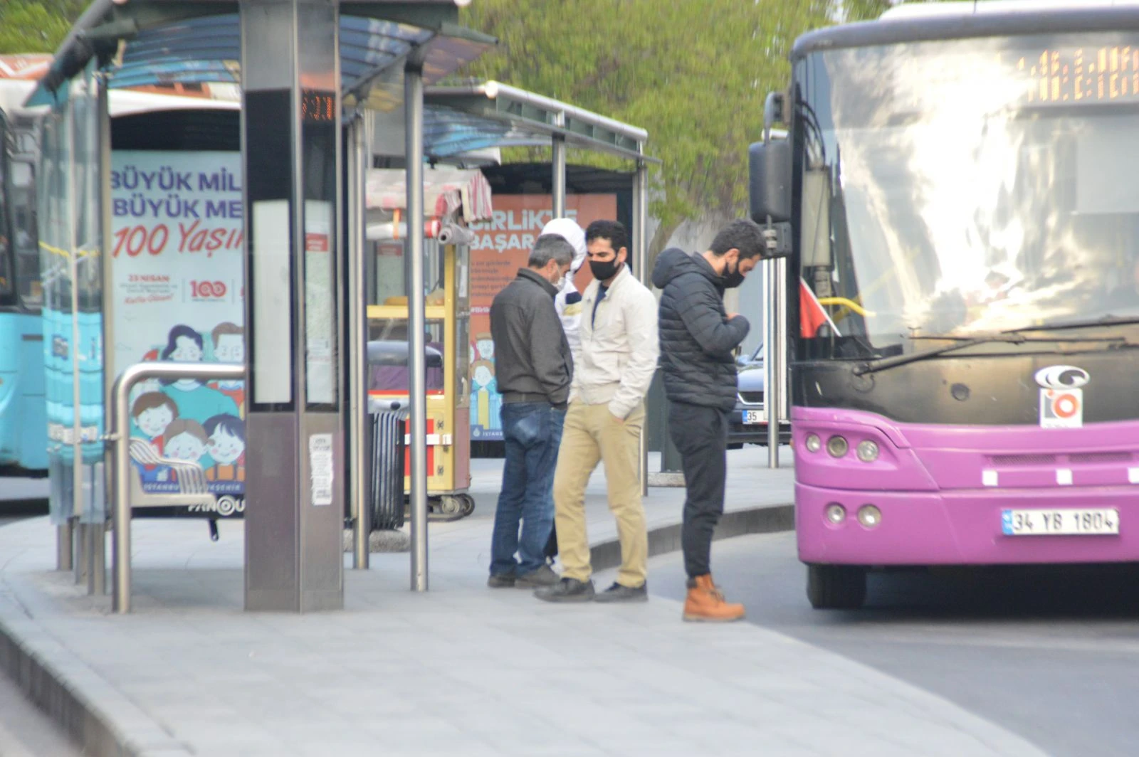 Sokağa çıkma kısıtlaması sona erdi, işe gitmek zorunda olanlar yola çıktı