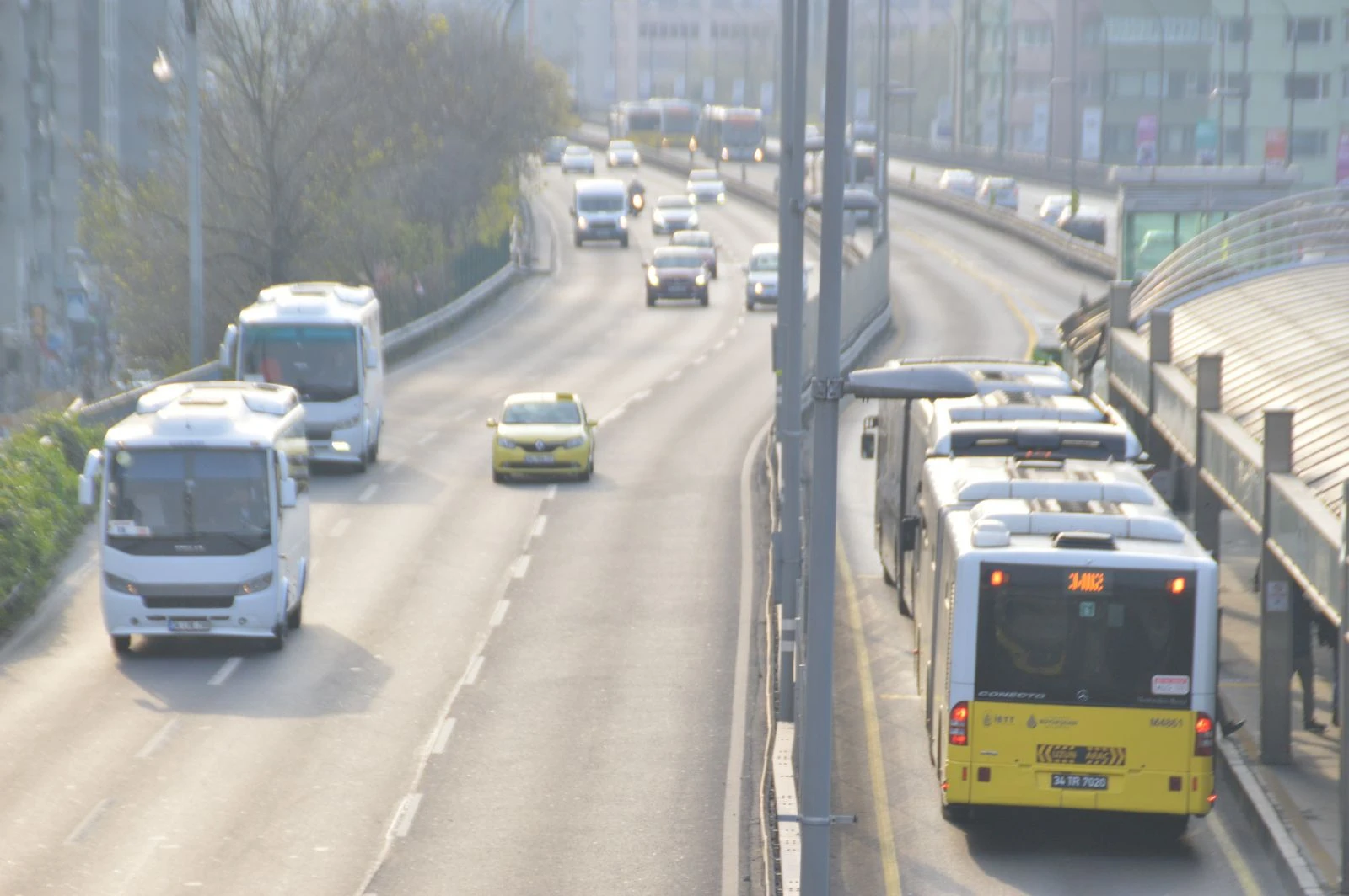 Sokağa çıkma kısıtlaması sona erdi, işe gitmek zorunda olanlar yola çıktı
