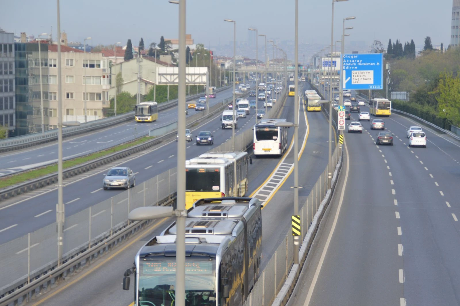 Sokağa çıkma kısıtlaması sona erdi, işe gitmek zorunda olanlar yola çıktı