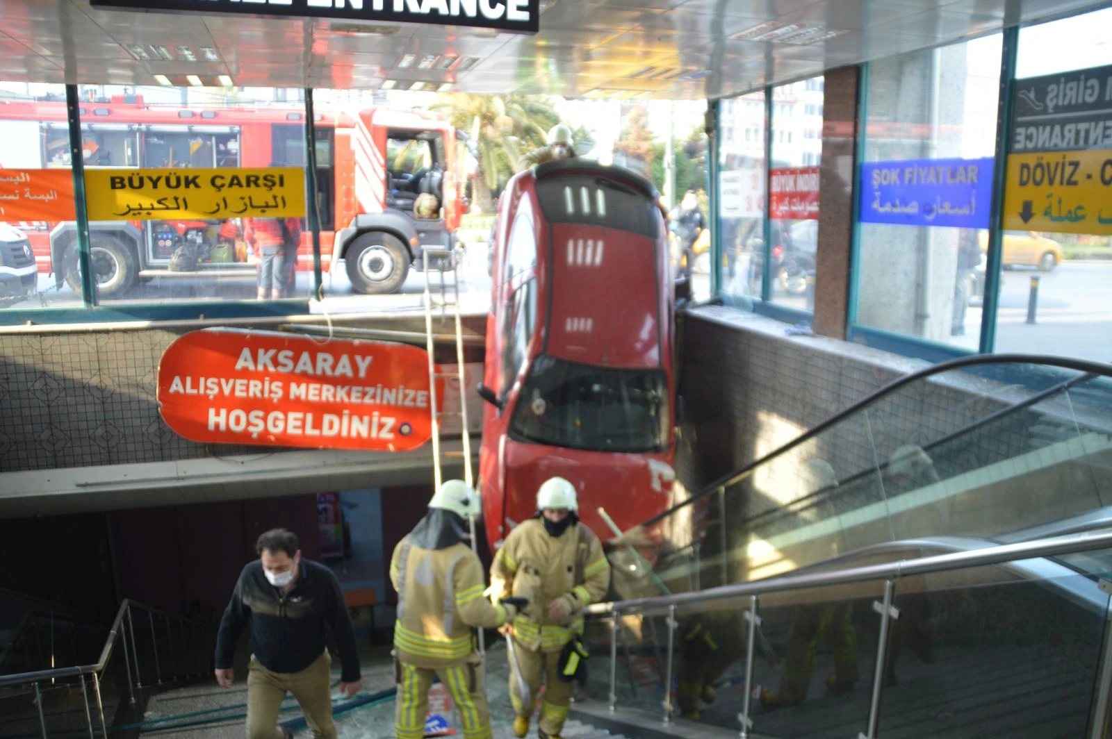 İETT otobüsüne çarpan araç Aksaray Yeraltı Çarşısı’na uçtu