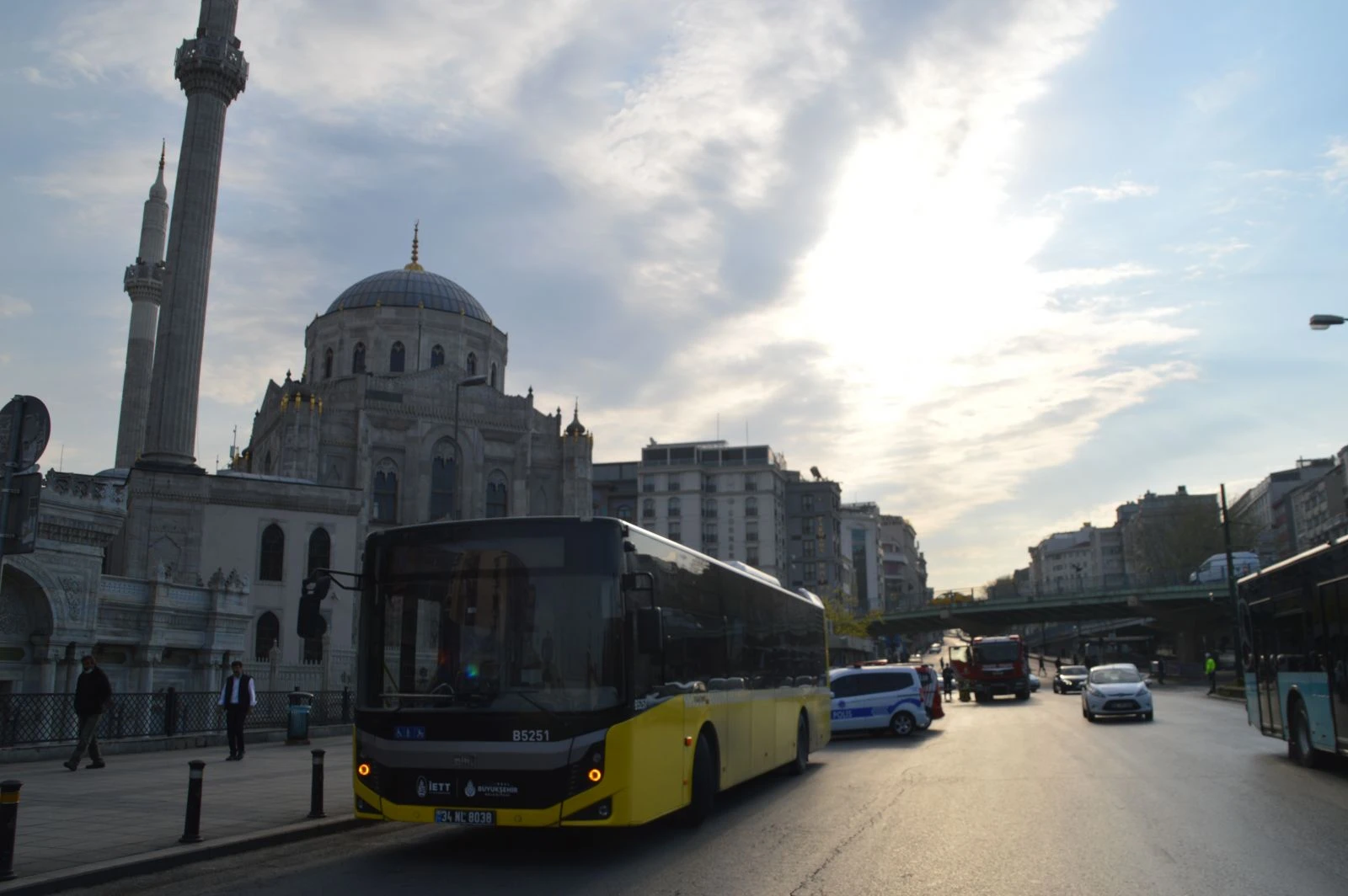 İETT otobüsüne çarpan araç Aksaray Yeraltı Çarşısı’na uçtu