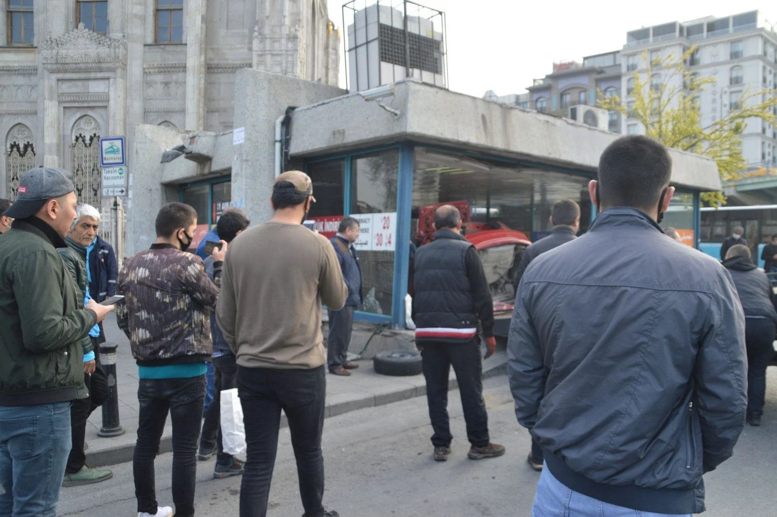 İETT otobüsüne çarpan araç Aksaray Yeraltı Çarşısı’na uçtu