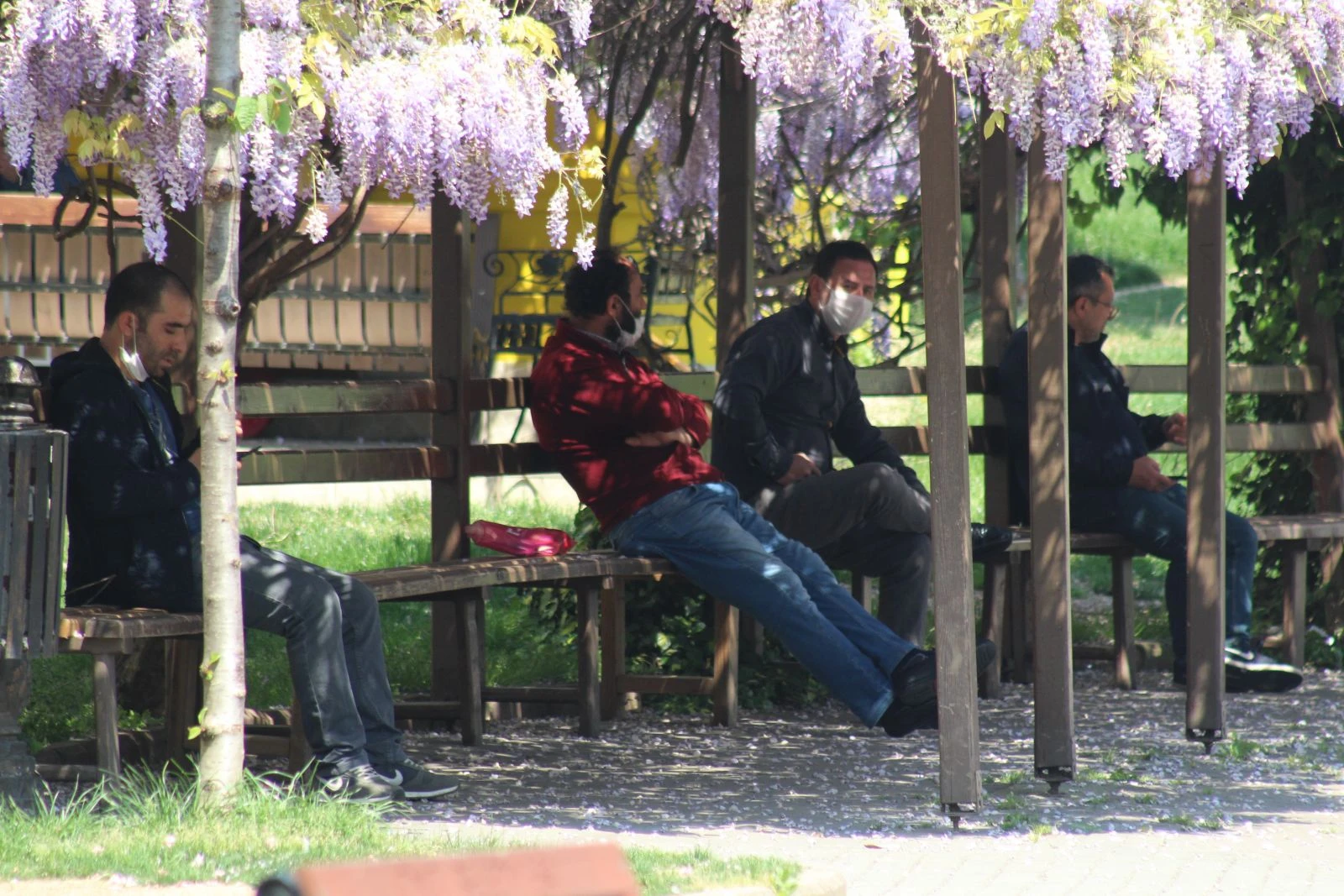Termometreler 20 dereceyi gösterdi! Vatandaşlar sokaklara akın etti