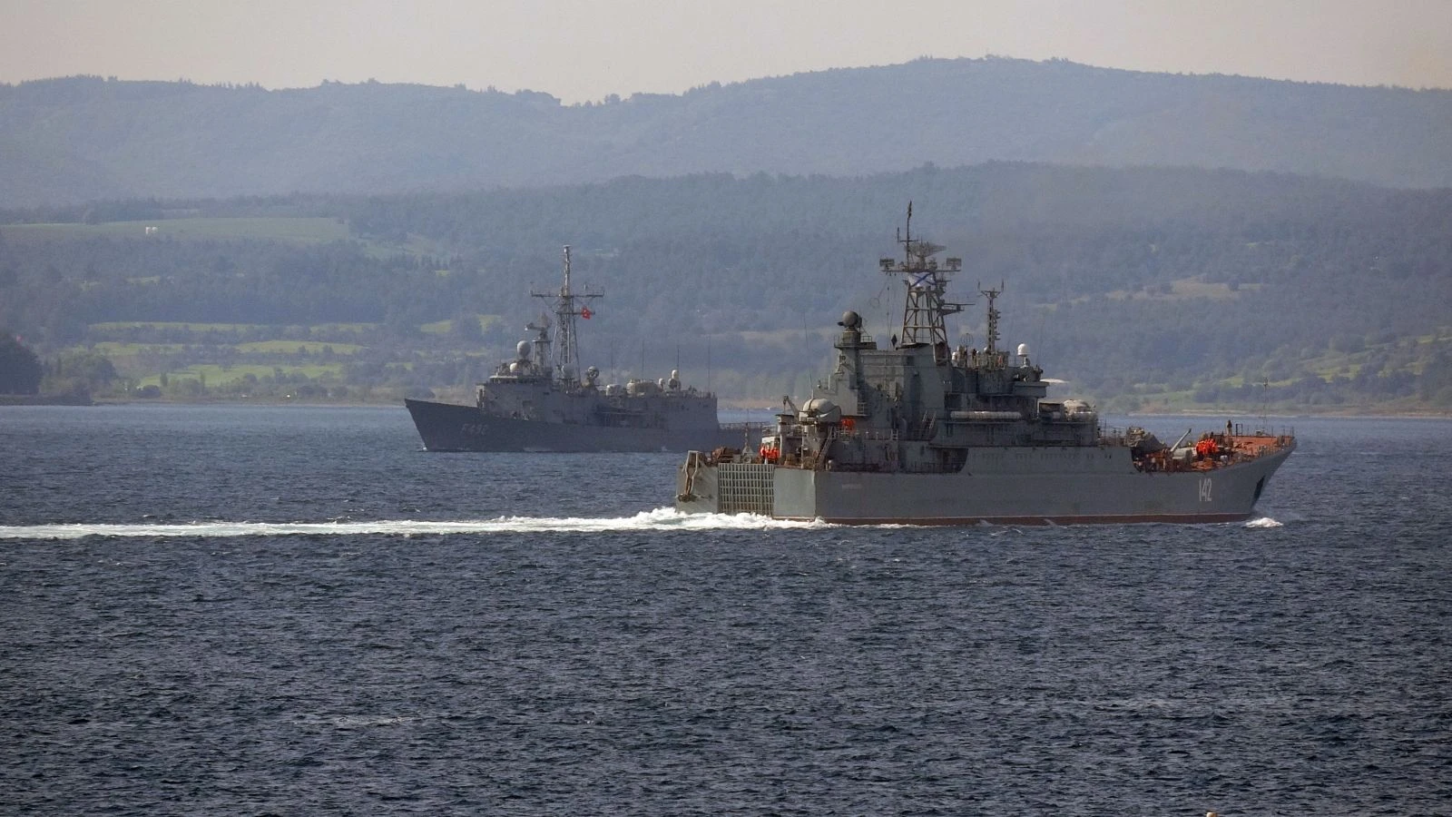 Rus savaş gemisi Novocherkassk Çanakkale Boğazı'ndan geçiyor