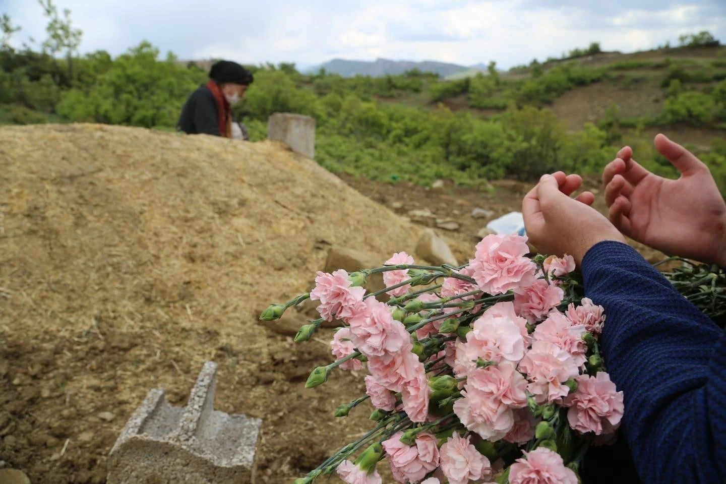 Eşi 40 gün önce vefat eden Fadime teyzeye vefa