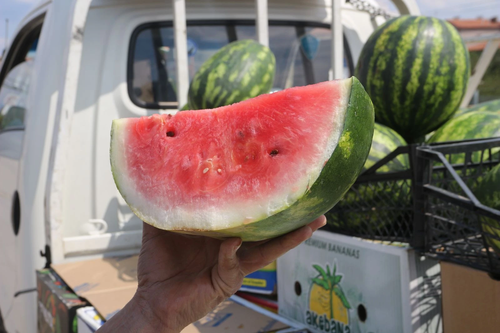 Karpuzunun kilosu yirmi lira olunca dilim dilim satılmaya başlandı
