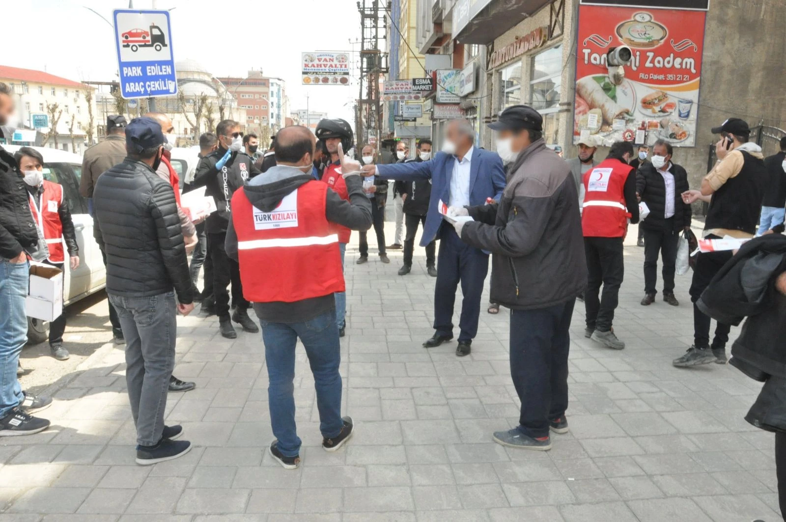 Ücretsiz dağıtılan maske ve dezenfektan için birbiriyle yarıştılar