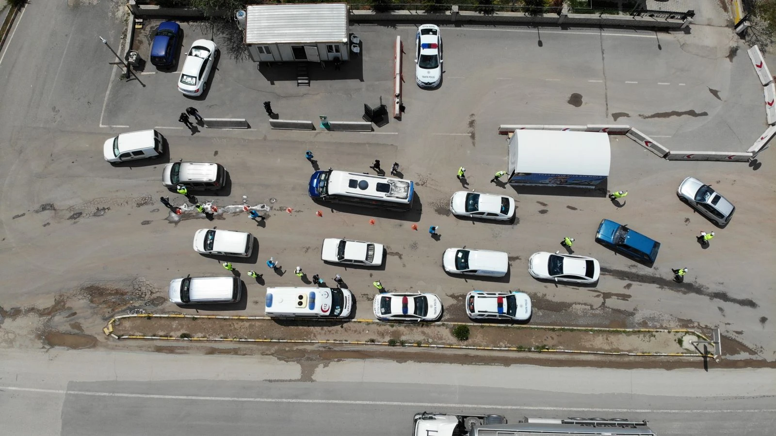 43 ilin geçiş noktasında araçlar tek tek durduruldu