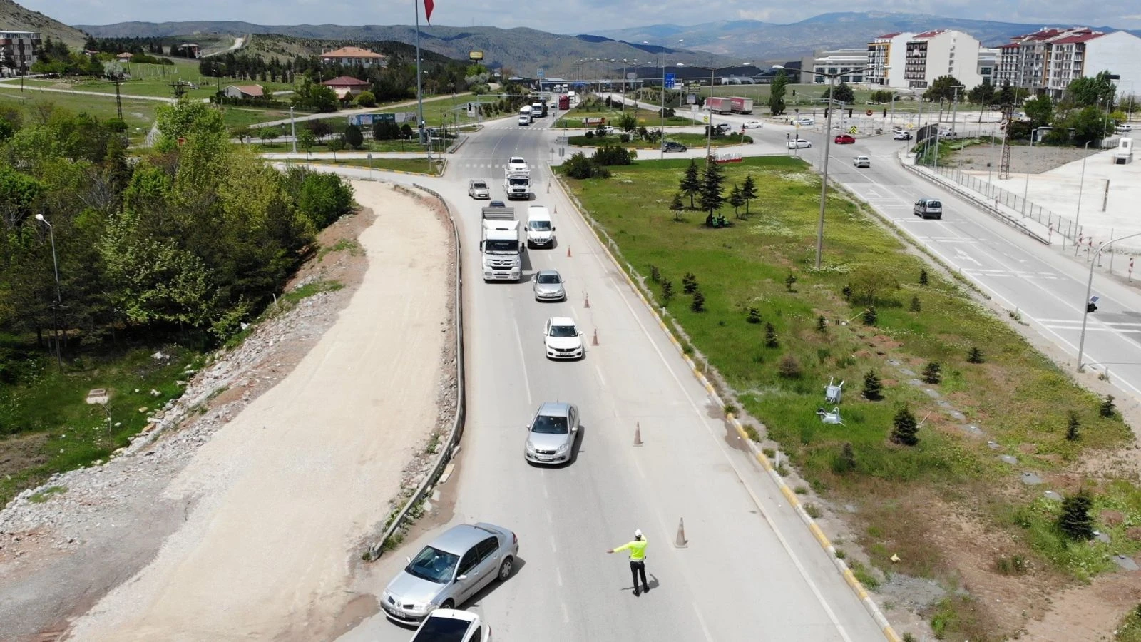 43 ilin geçiş noktasında araçlar tek tek durduruldu