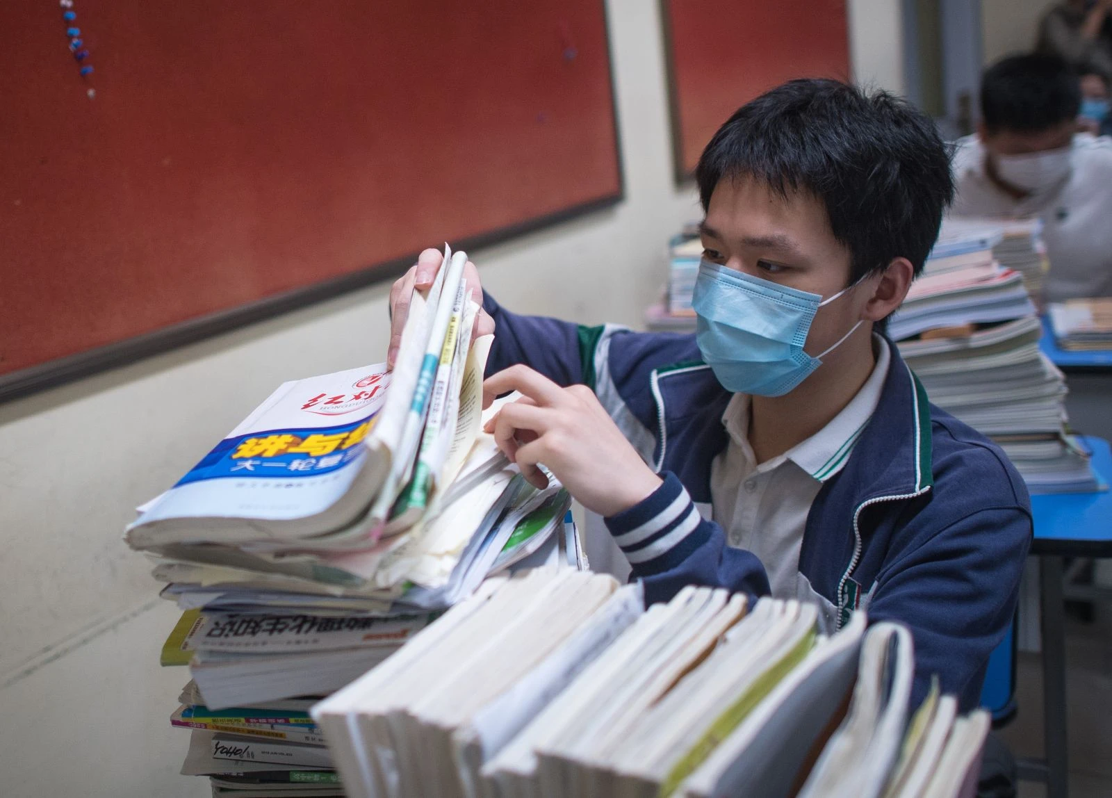 Korona virüsün merkezinde okullar açıldı