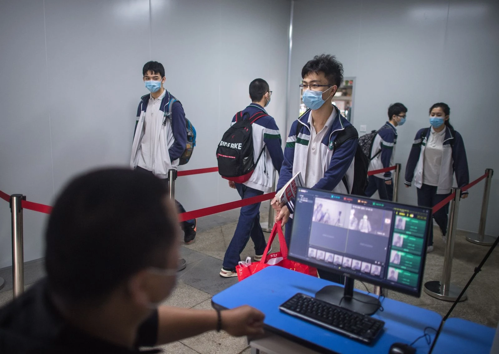 Korona virüsün merkezinde okullar açıldı