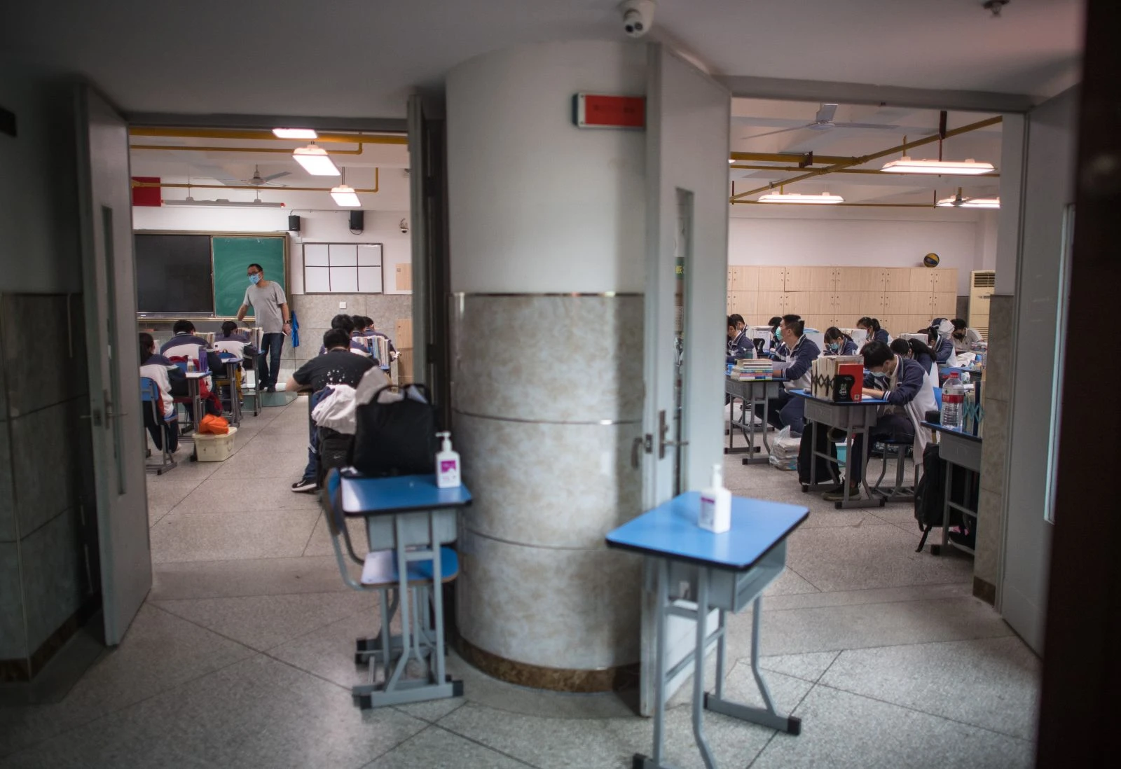 Korona virüsün merkezinde okullar açıldı