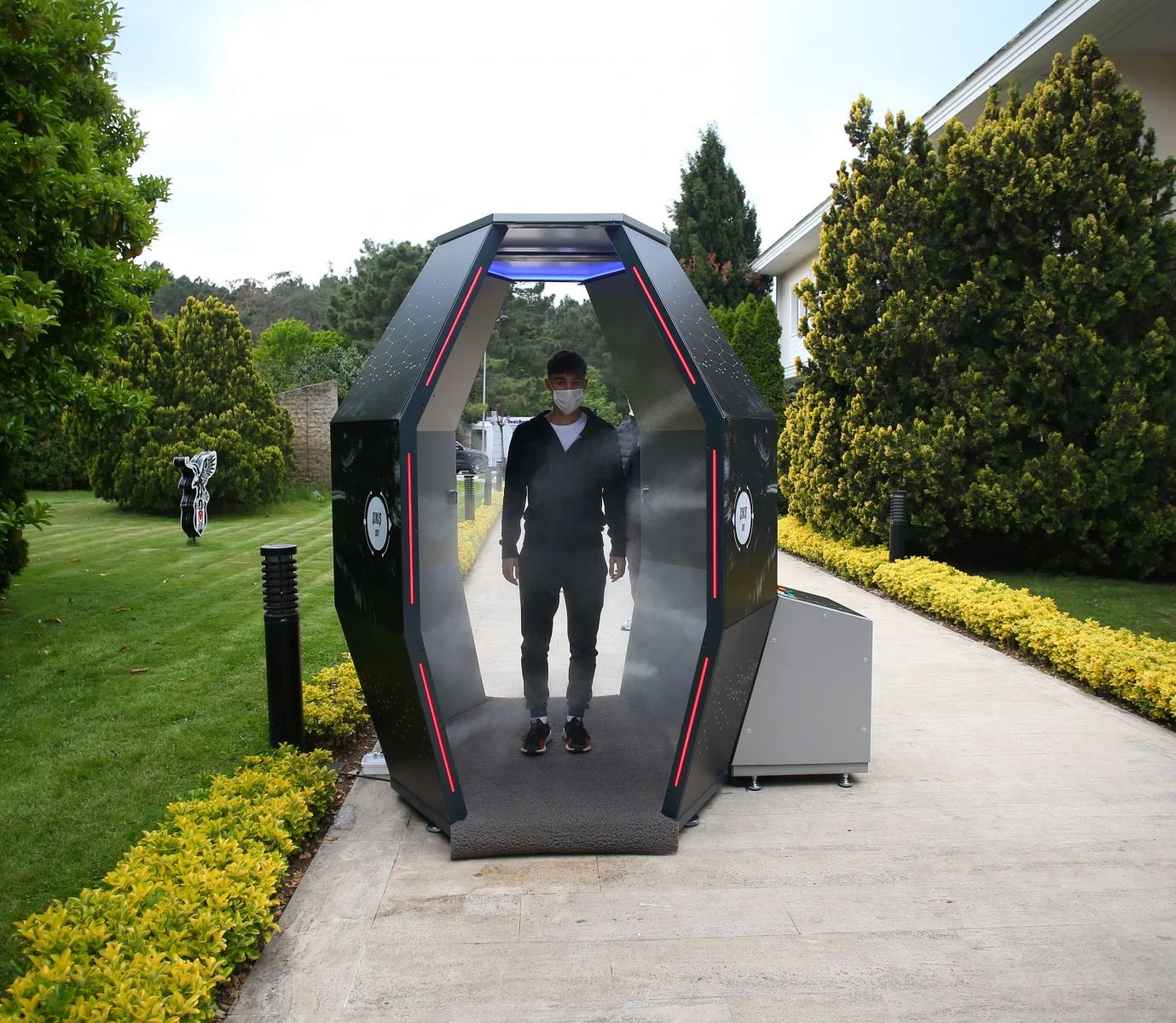 Nevzat Demir Tesisleri'ne kurulan dezenfekte kabini