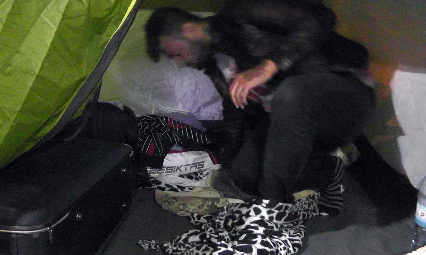 Seyahat kısıtlaması nedeniyle çıkamadığı Niğde'de kurduğu çadırda kalıyor