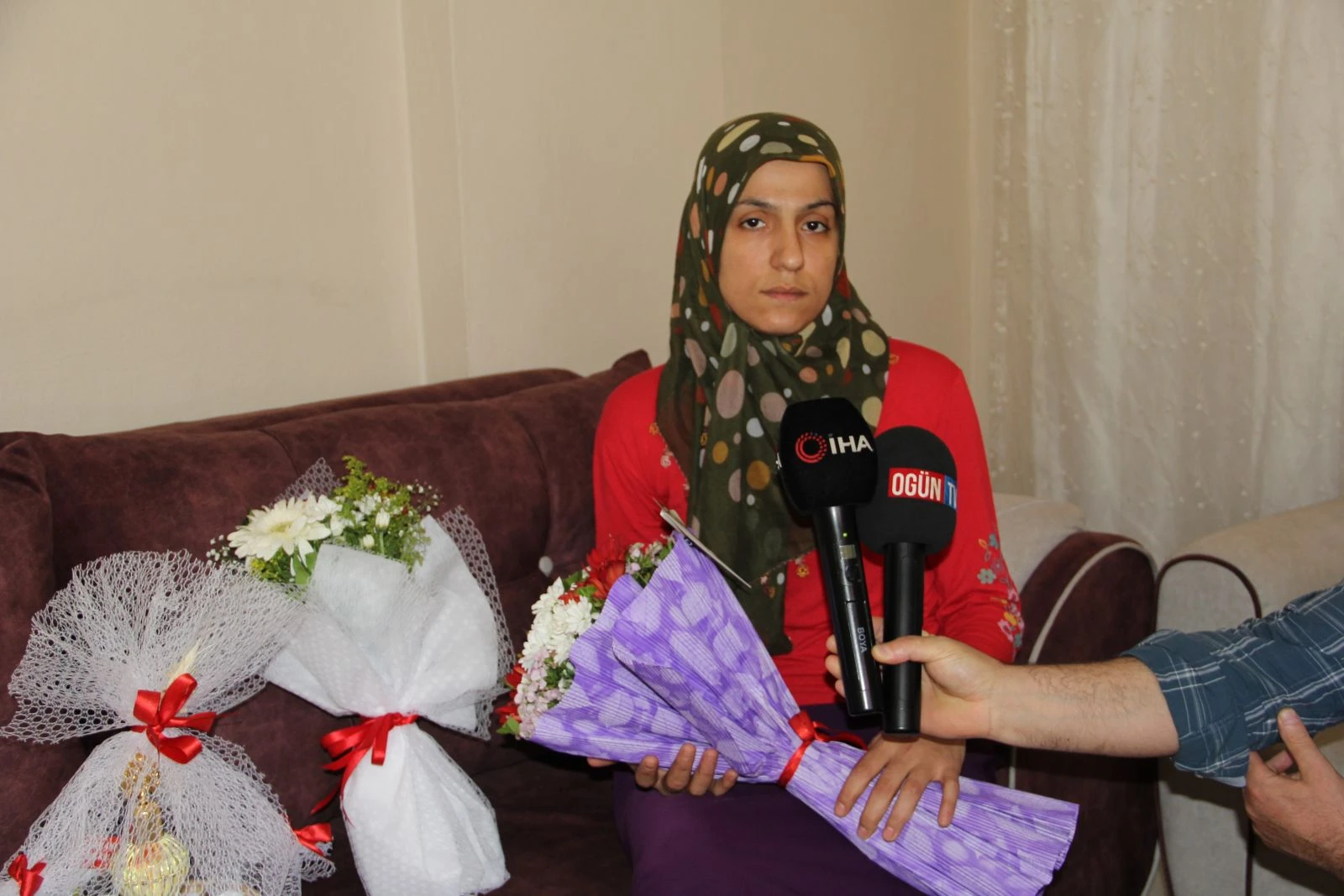 Cumhurbaşkanlığı ve İçişleri Bakanlığından evlat nöbetindeki annelere çiçek