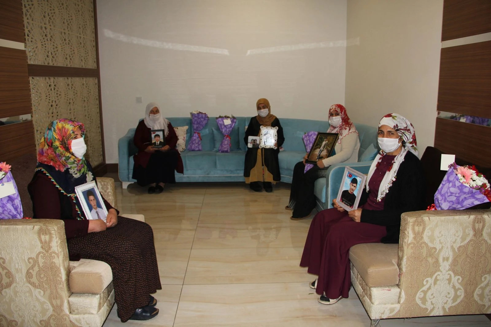 Cumhurbaşkanlığı ve İçişleri Bakanlığından evlat nöbetindeki annelere çiçek