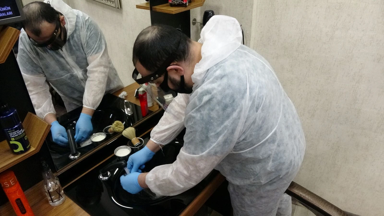 Trabzonlu berber aldığı hijyen tedbirleri ile dikkat çekiyor