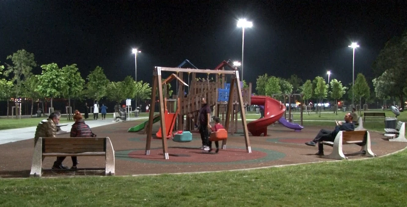 İstanbul'da vatandaşlar yasağa rağmen sahile akın etti