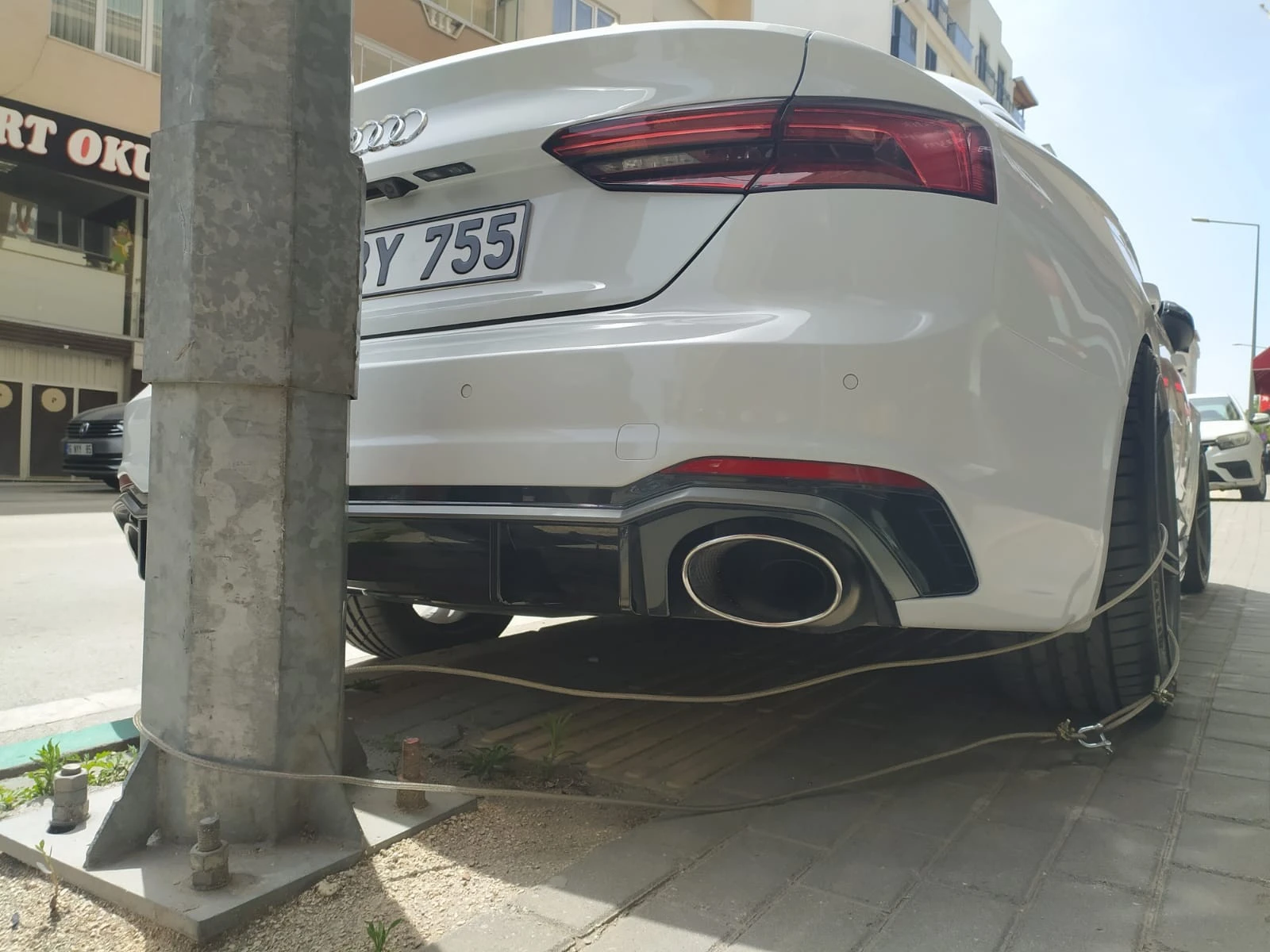 400 bin liralık araca öyle bir şey yaptı ki...Gören bir daha dönüp bakıyor