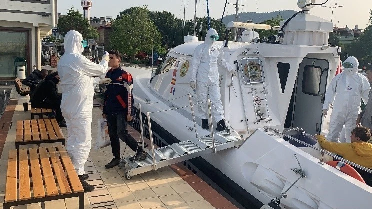 Çanakkale açıklarında 26 düzensiz göçmen kurtarıldı