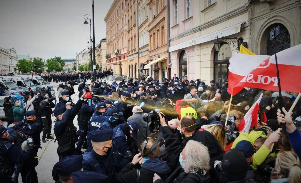 Polonya’da yasağa rağmen protesto: 380 gözaltı