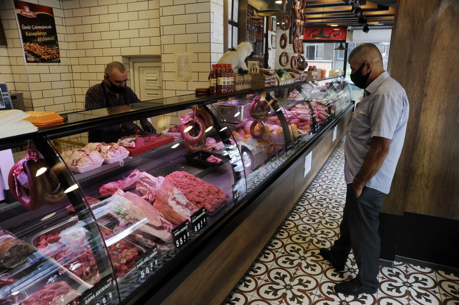 Kısıtlama gününde ilk defa kepenk açan kasap ve manavlarda yoğunluk