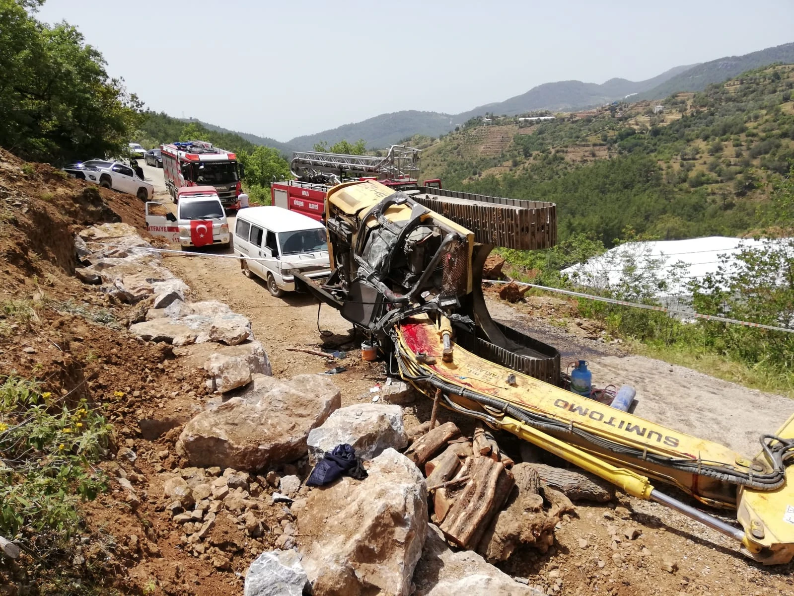 Devrilen kepçenin altında kalan genç operatör öldü