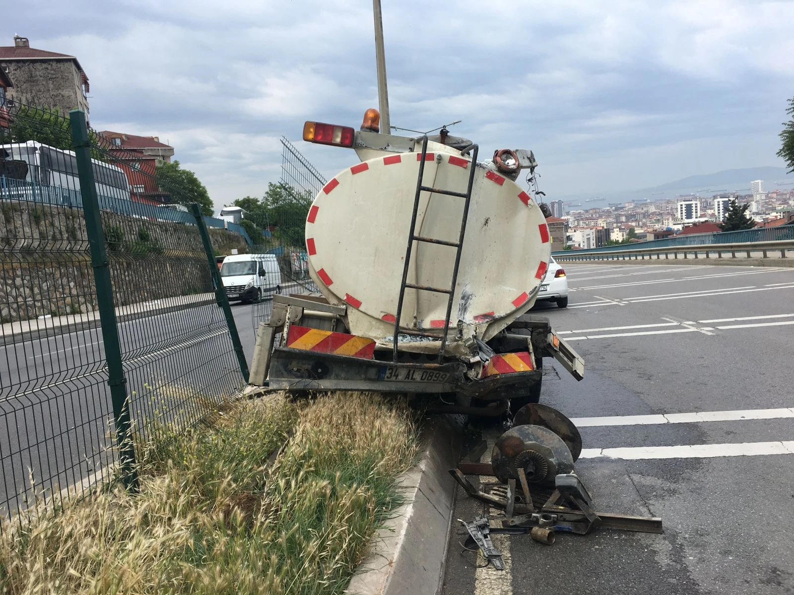 İETT otobüsü sulama aracına çarptı