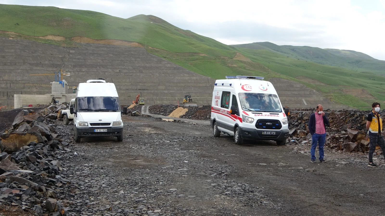 Baraj inşaatında iş makinesiyle suya düşen işçi kayboldu