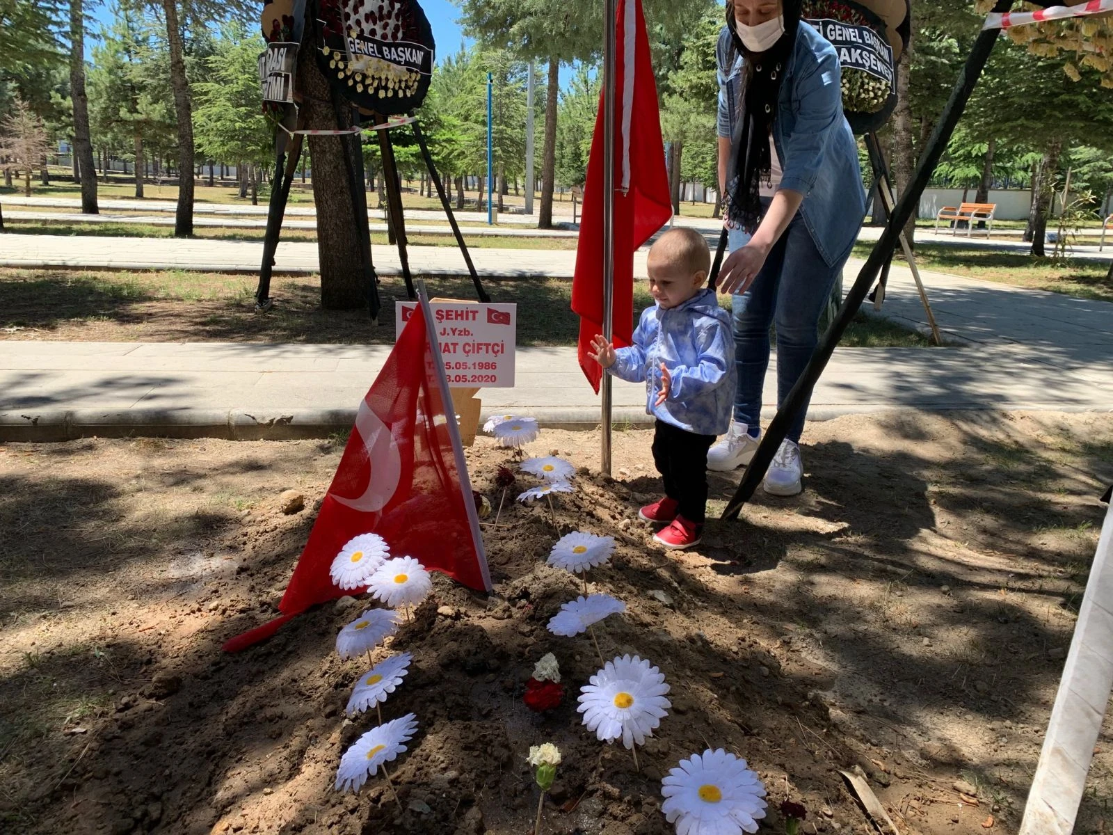 Minik Mete, şehit babasının kabrine su döktü