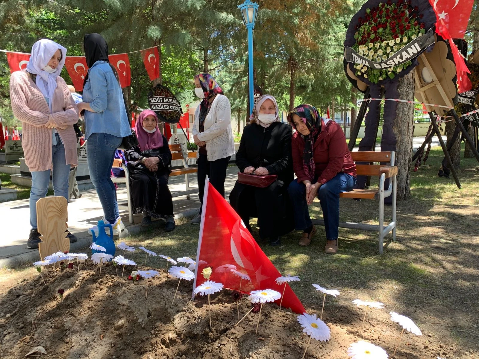 Minik Mete, şehit babasının kabrine su döktü