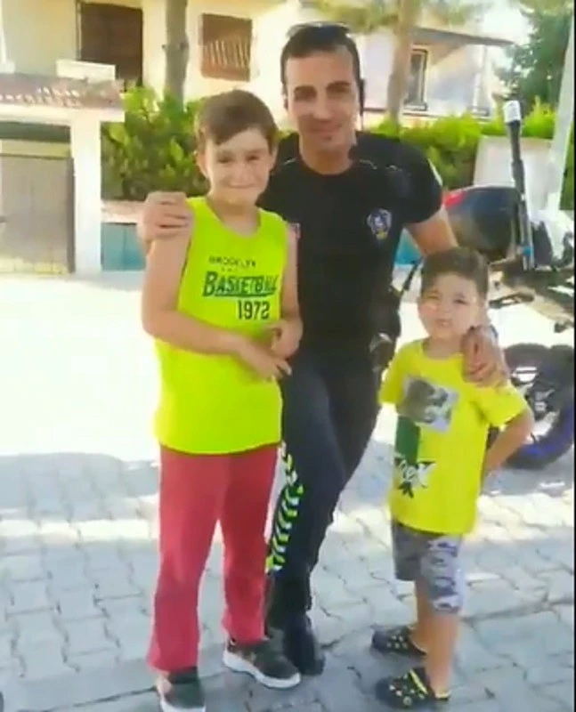 Korkudan önce saklandılar sonra hatıra fotoğrafı çektirdiler