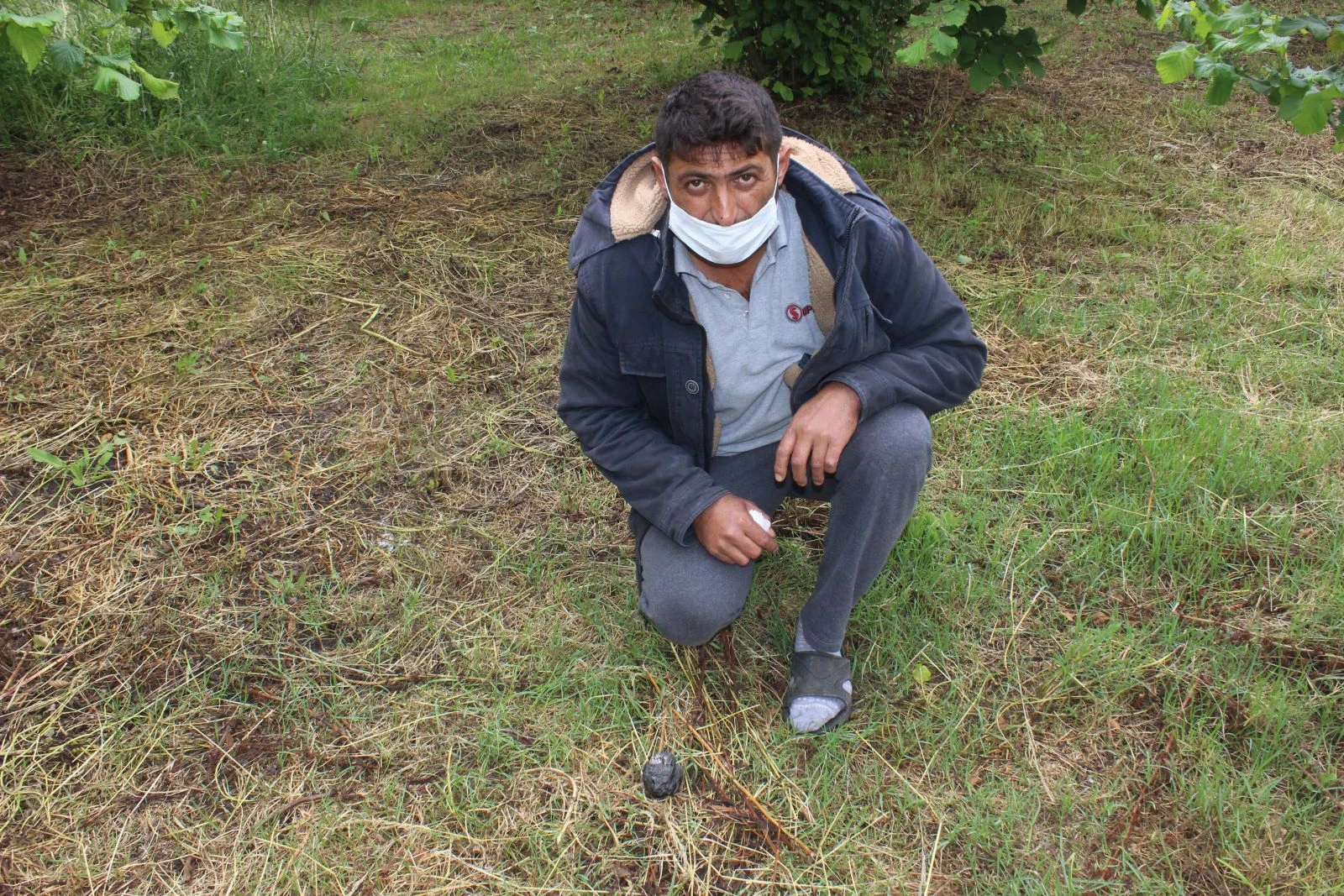 Ot biçerken bahçede gök taşı buldu