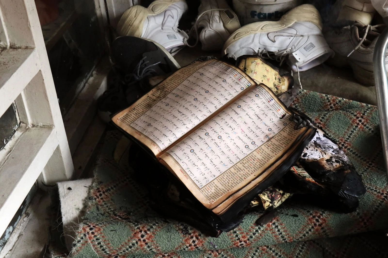 Evlerinin yanışını birbirlerine sarılıp ağlayarak izlediler