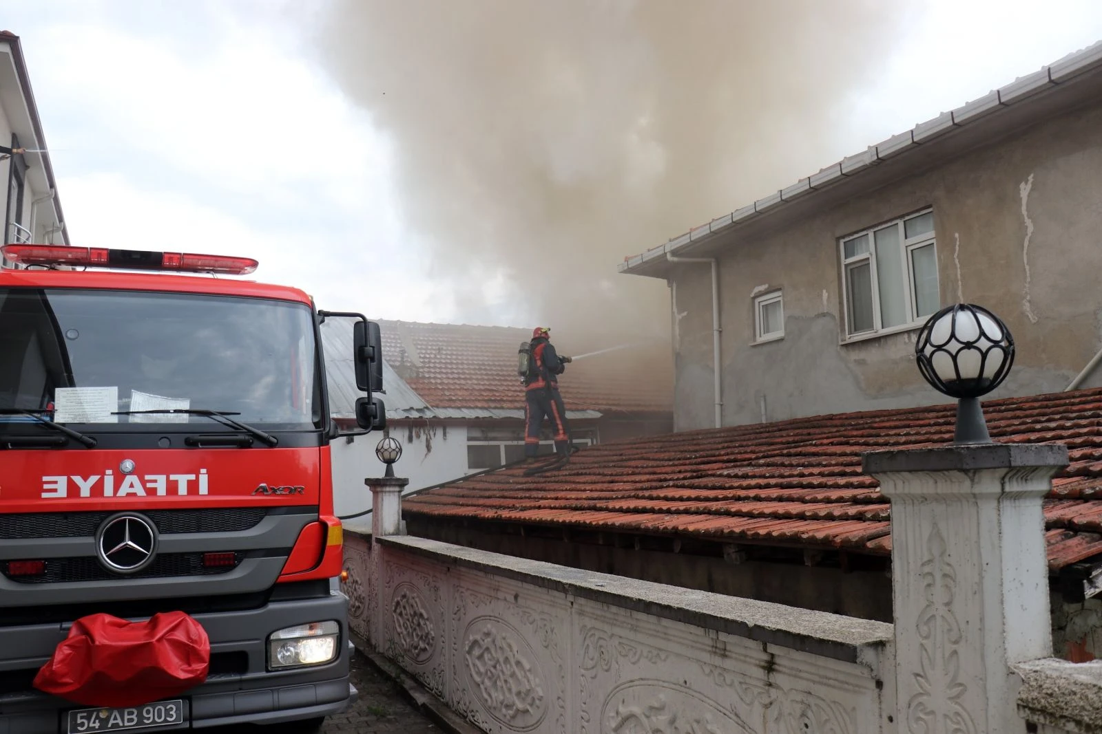 Evlerinin yanışını birbirlerine sarılıp ağlayarak izlediler