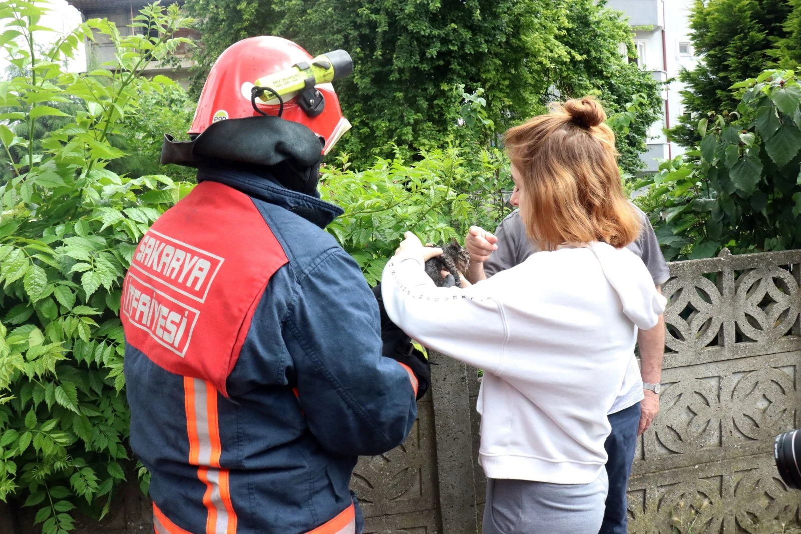 Evlerinin yanışını birbirlerine sarılıp ağlayarak izlediler