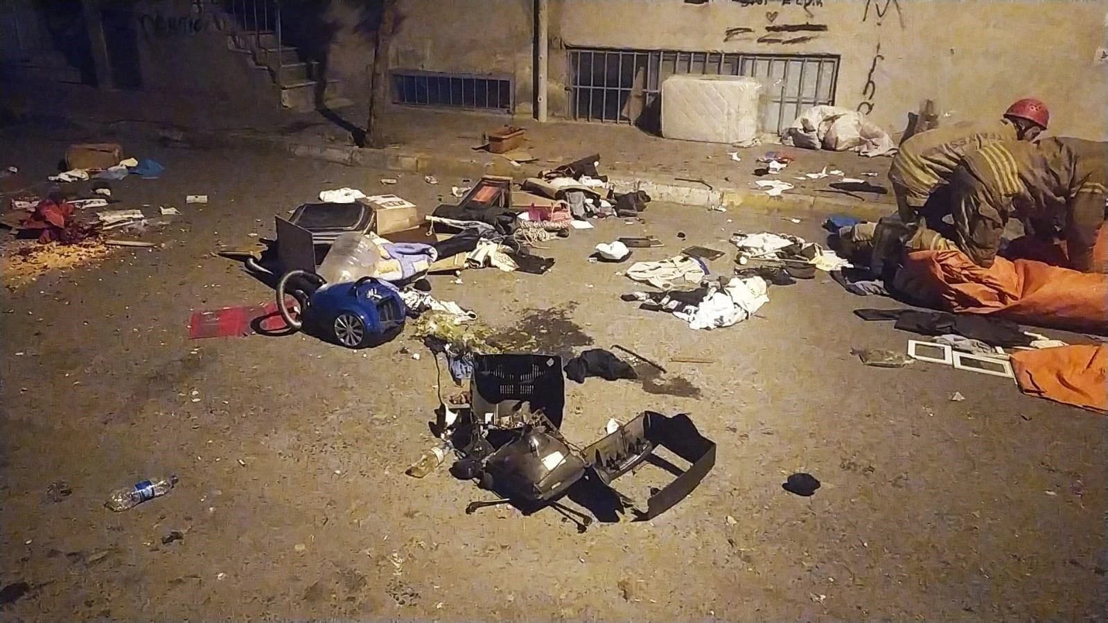 Eline balta alıp ortalığı ayağa kaldırdı