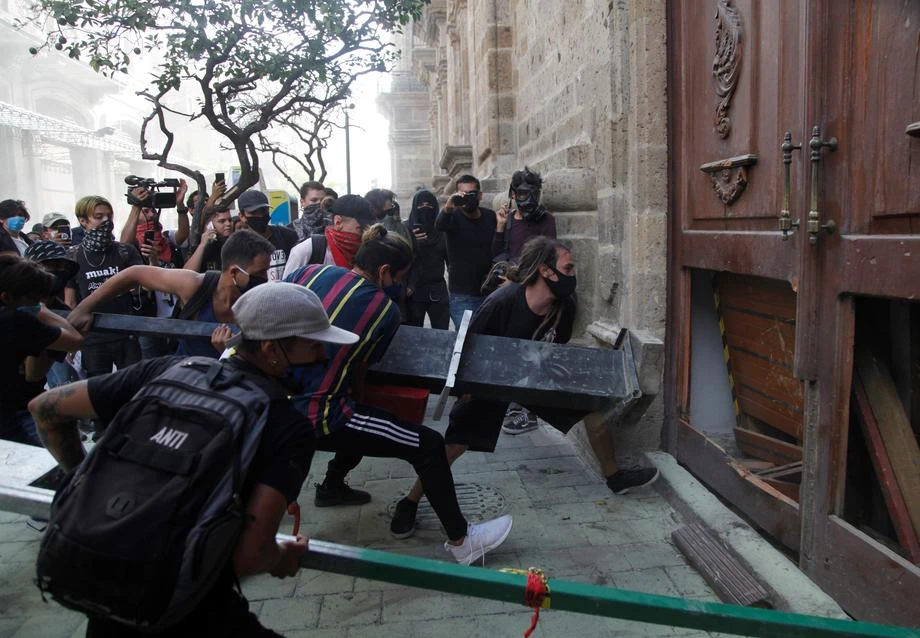 Meksikalılar, gözaltında ölen Lopez için sokaklara döküldü