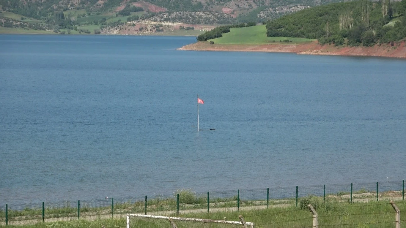 Suyun üzerinde duran Türk Bayrağı görenleri şaşırtıyor