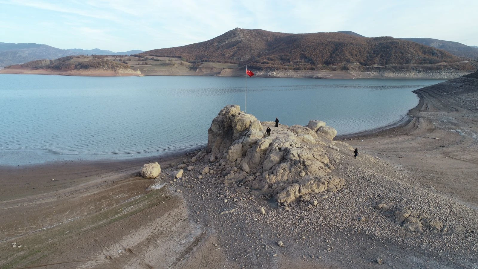 Suyun üzerinde duran Türk Bayrağı görenleri şaşırtıyor