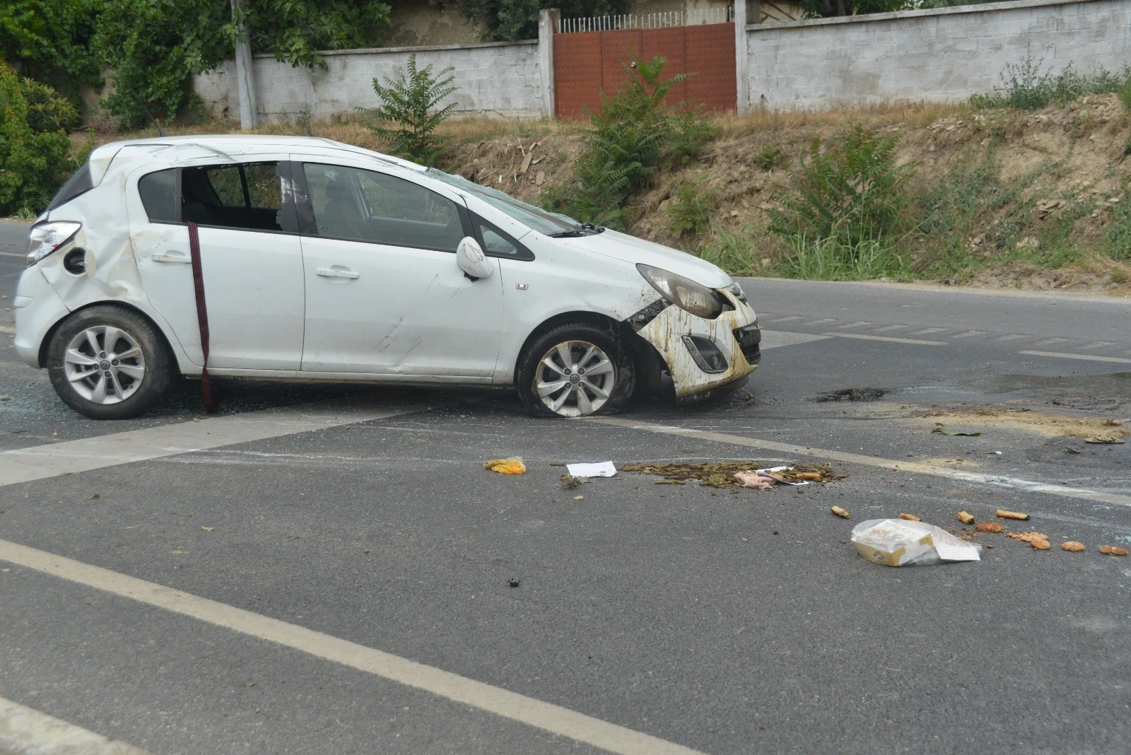 Takla atan araçtan burunları dahi kanamadan çıktılar