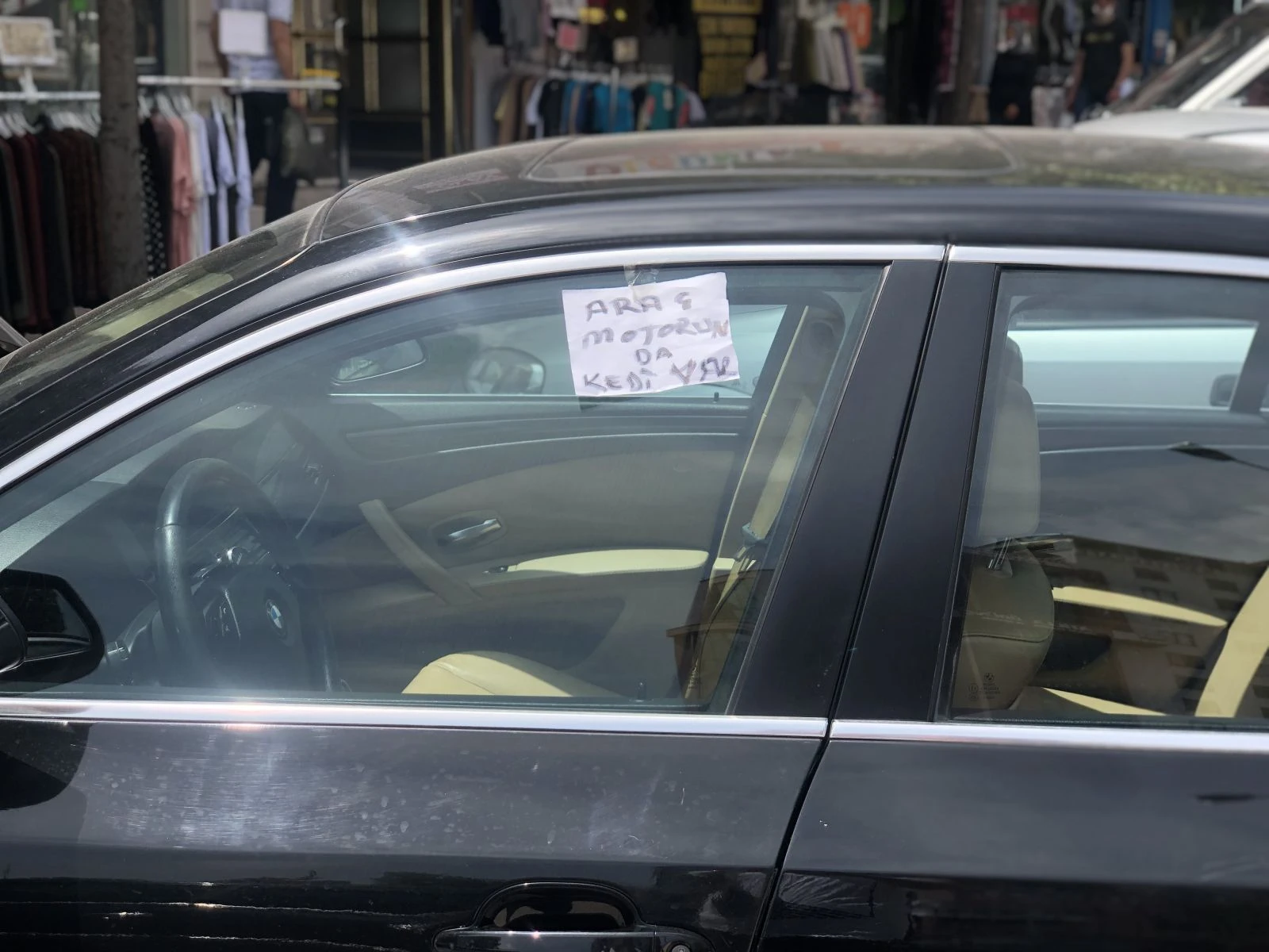 Otomobilinin camındaki notu gören sürücü itfaiyeyi aradı