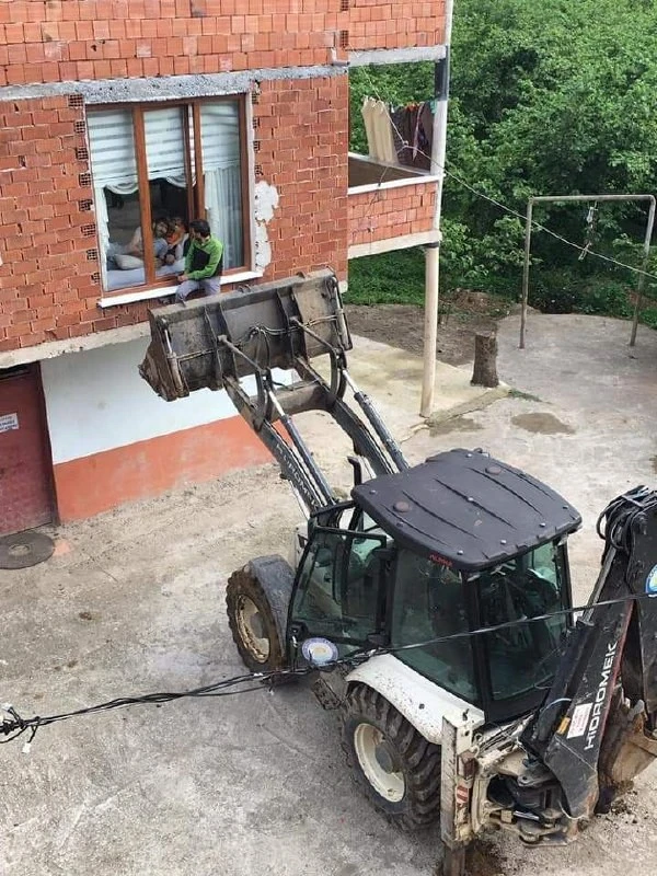 Koronavirüs salgınında sıra dışı hasta ziyareti: İş makinesi kepçesiyle pencereye tırmandı