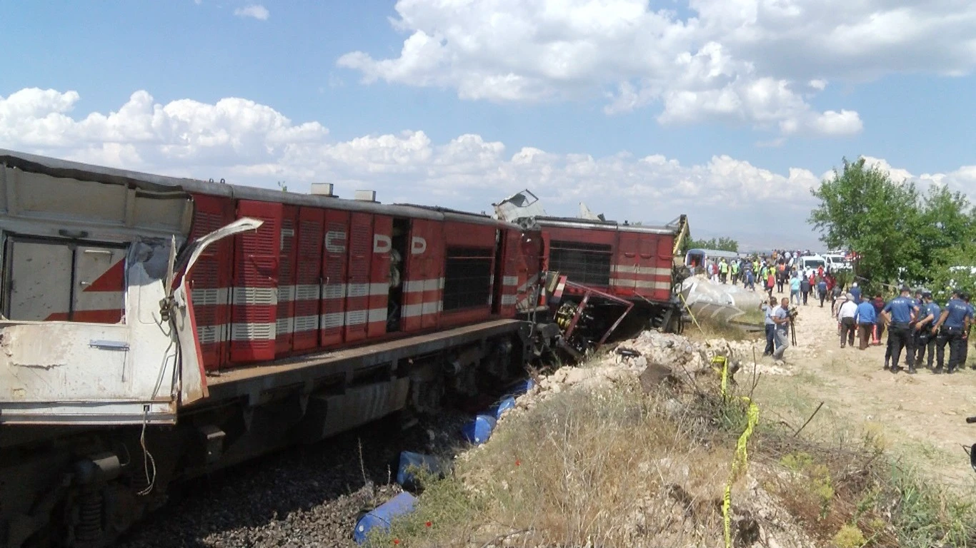 Tren kazası sonrası enkaz altında kalan makinistin cansız bedenine ulaşıldı